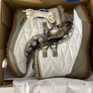 Columbia White and Gray Quilted Winter Boots